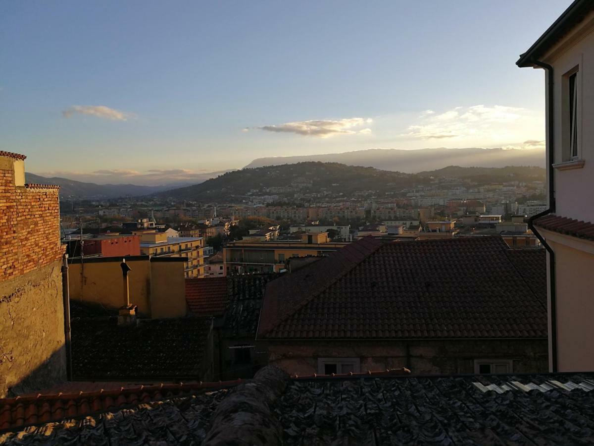 Luminoso appartamento sull'Hortus Conclusus Benevento Esterno foto